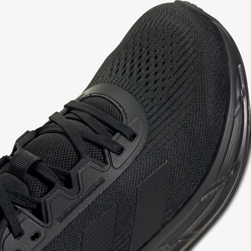 Schwarzer Sportschuh aus atmungsaktivem Material mit bequemer Schnürung und langlebiger Sohle