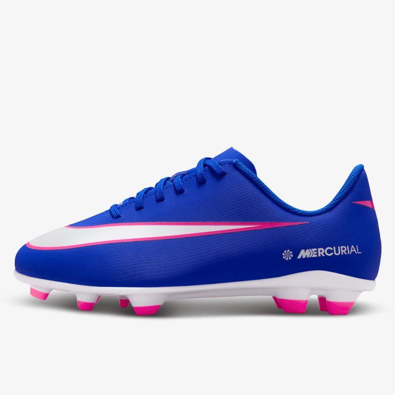 Blaue Fußballschuh mit weißem Nike-Swoosh und pinken Noppen, leichter und strapazierfähiger Sportschuh
