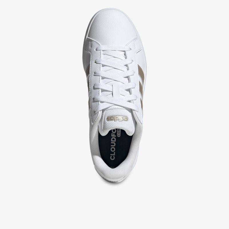 weißer Sneaker mit klassischer Schnürung und sportlich elegantem Design in bequemer Passform