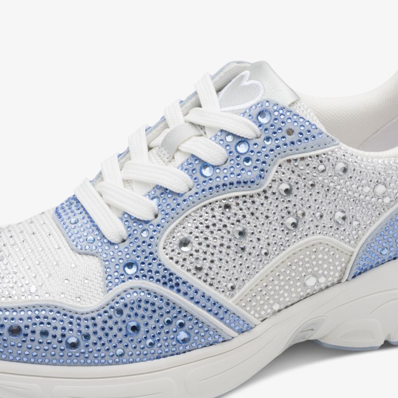 Bequemer Sneaker mit modischem blau-weißem Design und vielen dekorativen Nieten, ideal für den Alltag