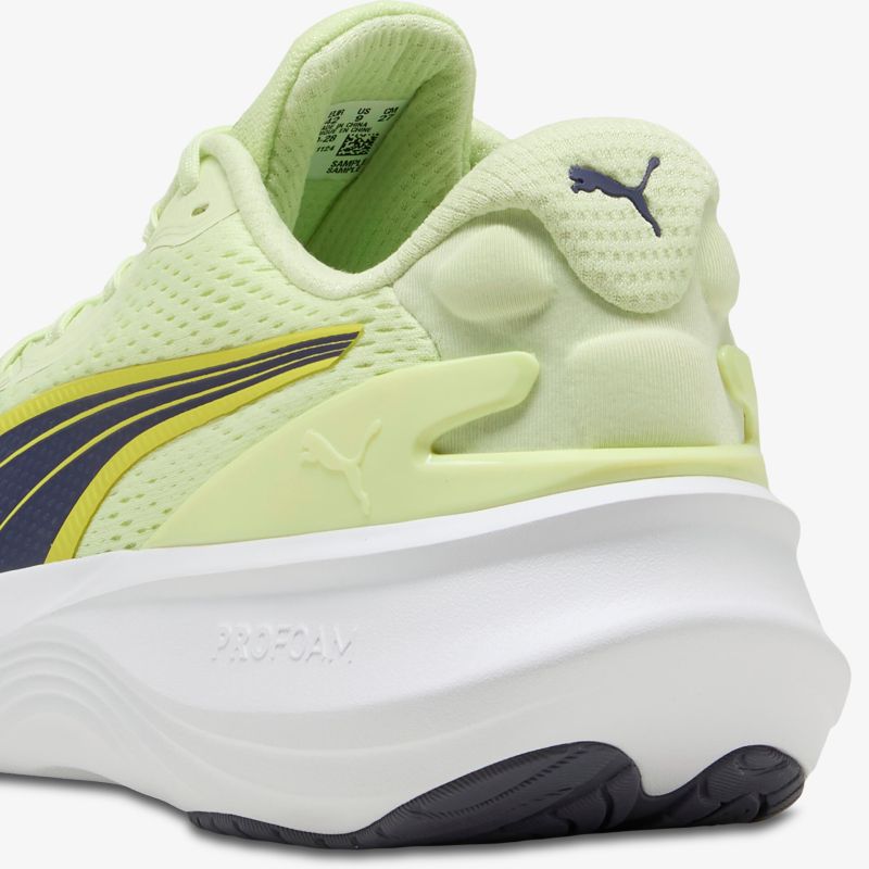 Moderne Laufschuh mit gepolsterter Sohle und atmungsaktivem, weichem Obermaterial in hellem Grün