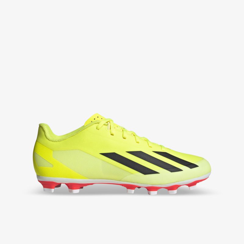Leichter gelber Fußballschuh mit rutschfester Sohle und sportlichem Design in seitlicher Ansicht