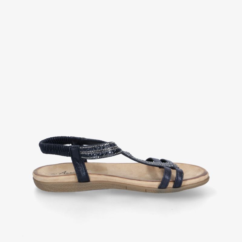 Leichte schwarze Sandale mit flacher Sohle und verstellbaren Riemen für komfortablen, modischen Sommerlook