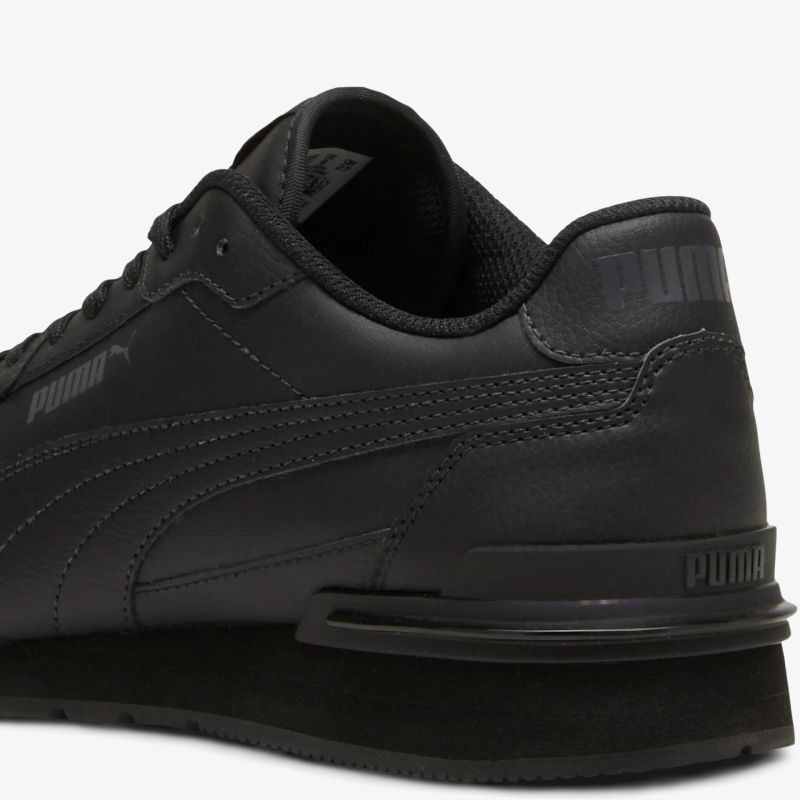 Schwarzer Sneaker aus hochwertigem Material mit gepolstertem Schuhkragen für optimalen Tragekomfort