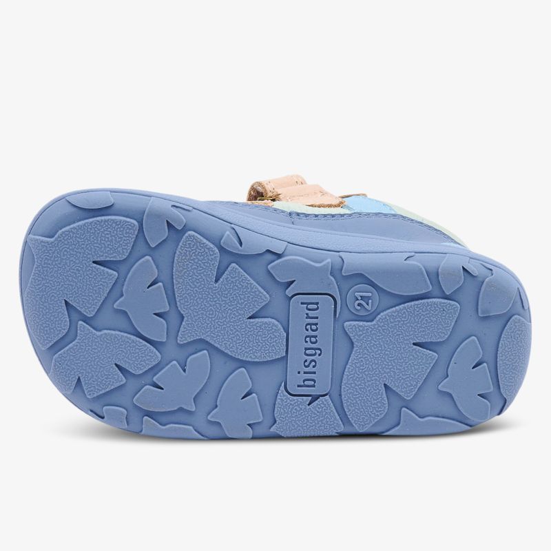 Blaues Schuhprofil aus strapazierfähigem Material mit rutschfestem Design.