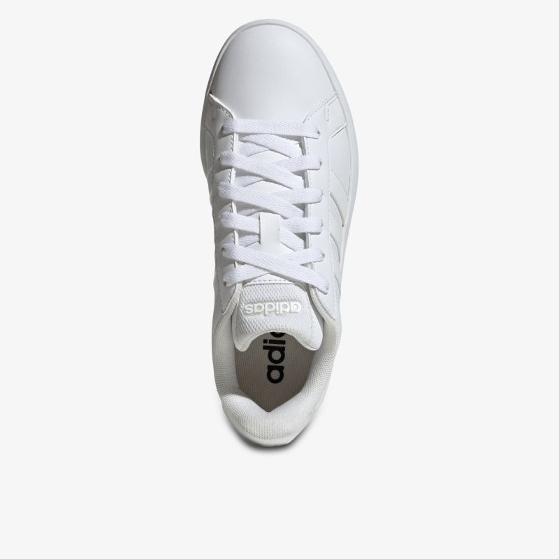 Weiße Sneaker mit klassischer Schnürung und cleanem, glattem Obermaterial in moderner Optik