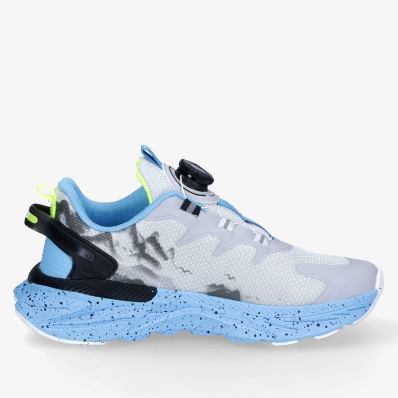 Sportlicher blau-weißer Schuh mit blauer dämpfender Sohle, atmungsaktiv und komfortabel, seitliche Ansicht