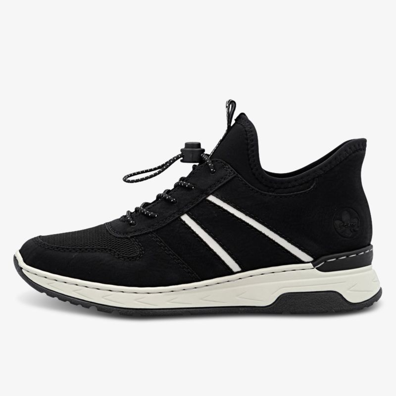 Bequemer schwarzer Sneaker mit weißer Sohle und sportlichem, modernem Design in klarer Seitenansicht