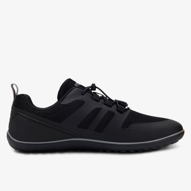 Schwarzer leichter Sneaker mit atmungsaktivem Obermaterial und rutschfester Sohle in seitlicher Ansicht