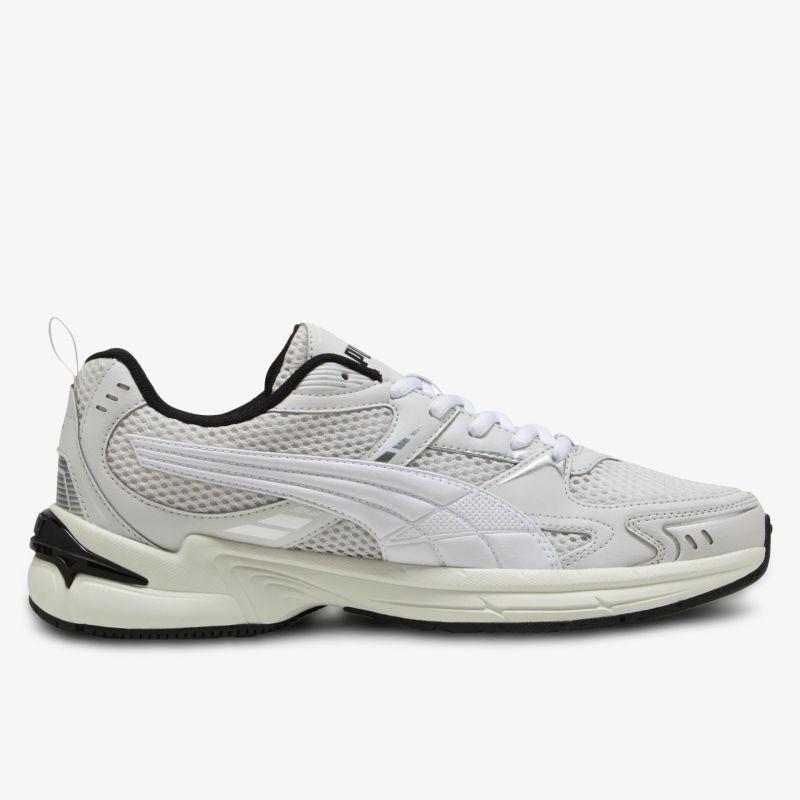 Leichter und atmungsaktiver Sportschuh mit modernem Design und robuster Sohle in seitlicher Ansicht