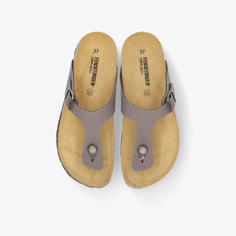 Komfortable Flip-Flops mit ergonomischem Fußbett und verstellbarem Riemen für optimalen Tragekomfort.