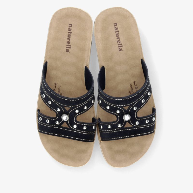 Bequeme Sandale mit weichem Fußbett, verstellbaren Riemen und modischen Nieten in Schwarz und Beige als Paar dargestellt