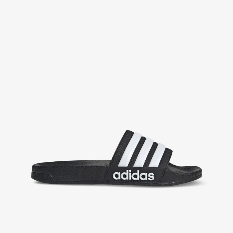 Schwarzer Adidas Slide mit weißen Streifen, leichter und komfortabler Badeschuh für vielseitigen Gebrauch