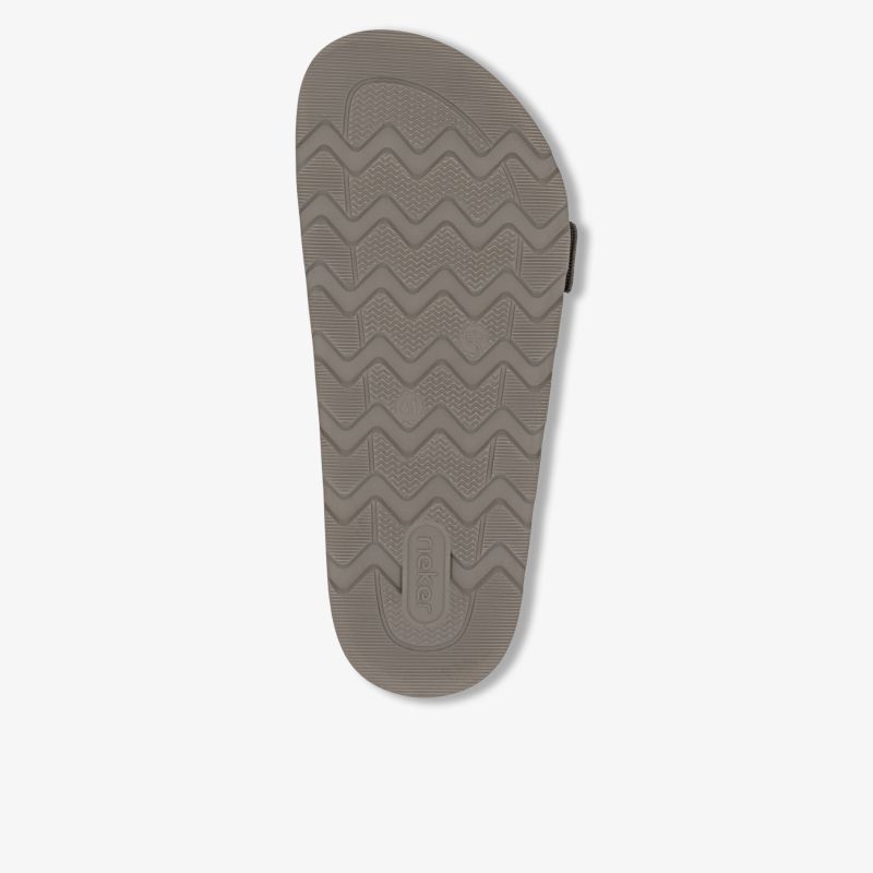 Helle Schuhe mit langlebiger, rutschfester Profilsohle für sicheren Halt und Komfort