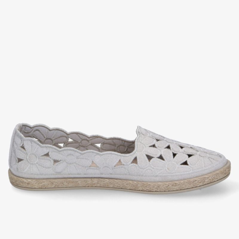 Eleganter, luftiger Sommerschuh in Weiß mit Cut-Out-Design und flacher, komfortabler Sohle für stilvolle Auftritte.