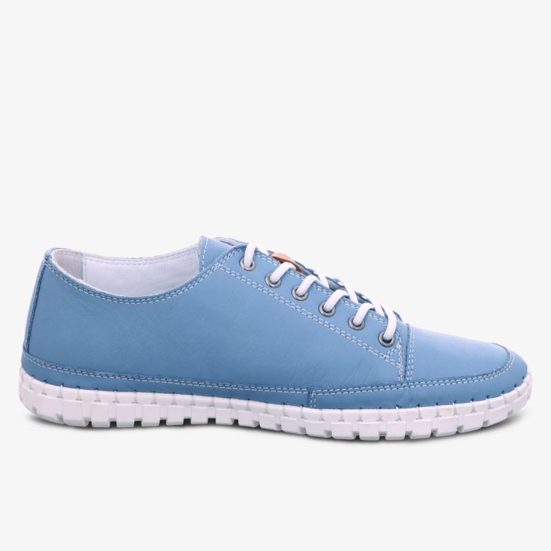 Moderner blauer Sneaker mit weißer Sohle, seitlich abgebildet