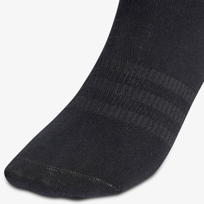 Schwarze eng anliegende Socke aus atmungsaktivem Material für hohen Komfort im Alltag