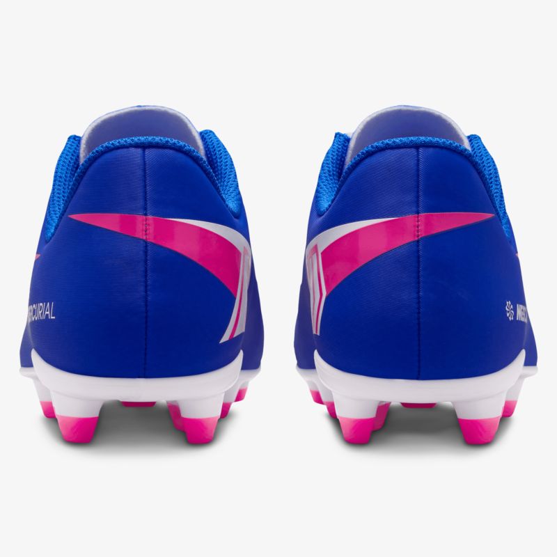 Rückansicht von stabilen Fußballschuhen mit rutschfester, robuster Sohle und modernem Design