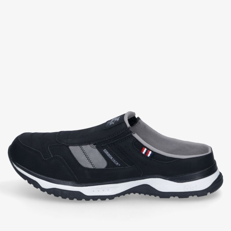 Leichter schwarzer Sportschuh Slipper mit gepolstertem Einstieg und rutschfester Sohle in seitlicher Ansicht