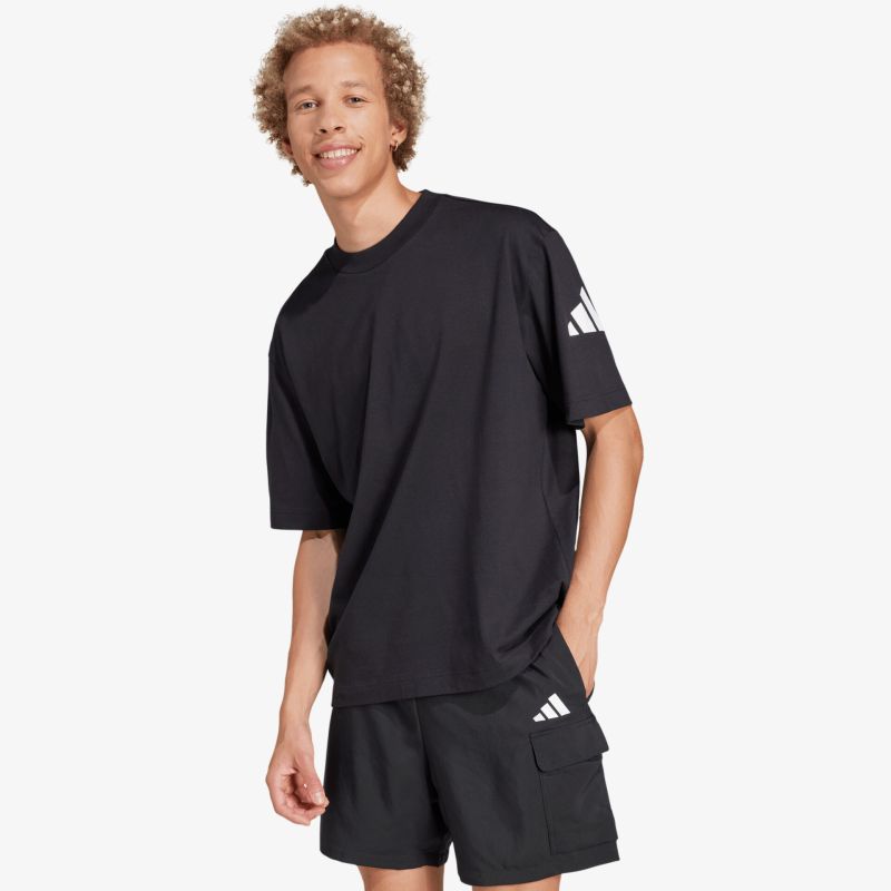 Sportliches lockeres schwarzes T-Shirt mit angenehmem Tragekomfort und modischem Design
