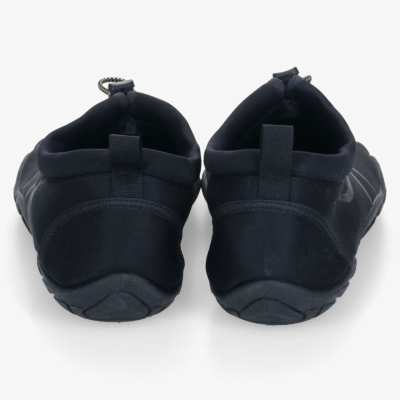 Schwarze Sneaker Rückansicht zeigt robustes Design und komfortable, rutschfeste Sohle für optimale Bewegungsfreiheit