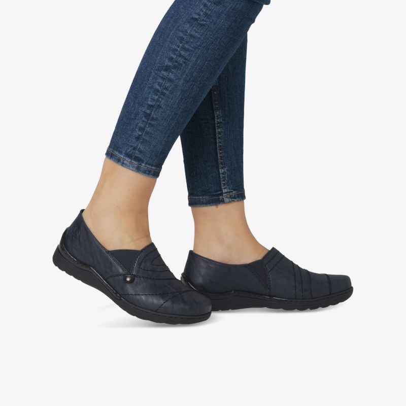 Leichte und bequeme Freizeitschuhe mit flexibler rutschfester Sohle in seitlicher Ansicht getragen
