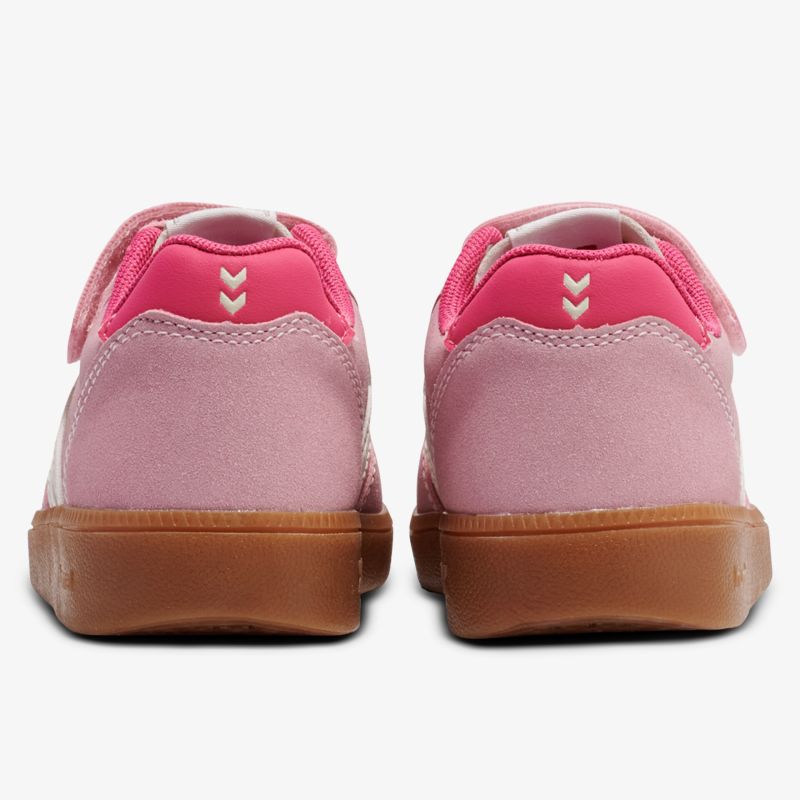 Rosa Sneaker mit weichem Material und komfortabler brauner Sohle, Rückansicht von zwei Schuhen