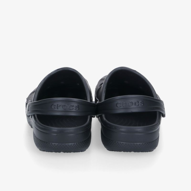 Robuste und komfortable Schuhe mit rutschfester Sohle und praktischen Fersenriemen, perfekt für den Alltag