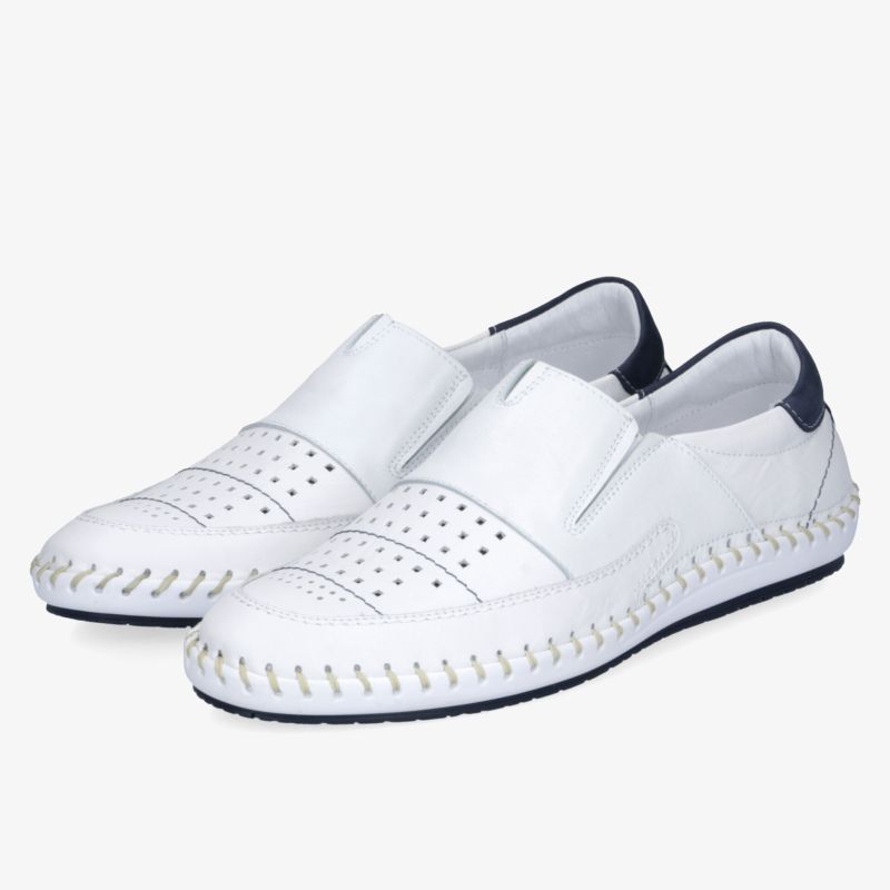 Bequeme weiße Slipper mit perforiertem Design und elastischem Einsatz für optimale Passform und gute Belüftung