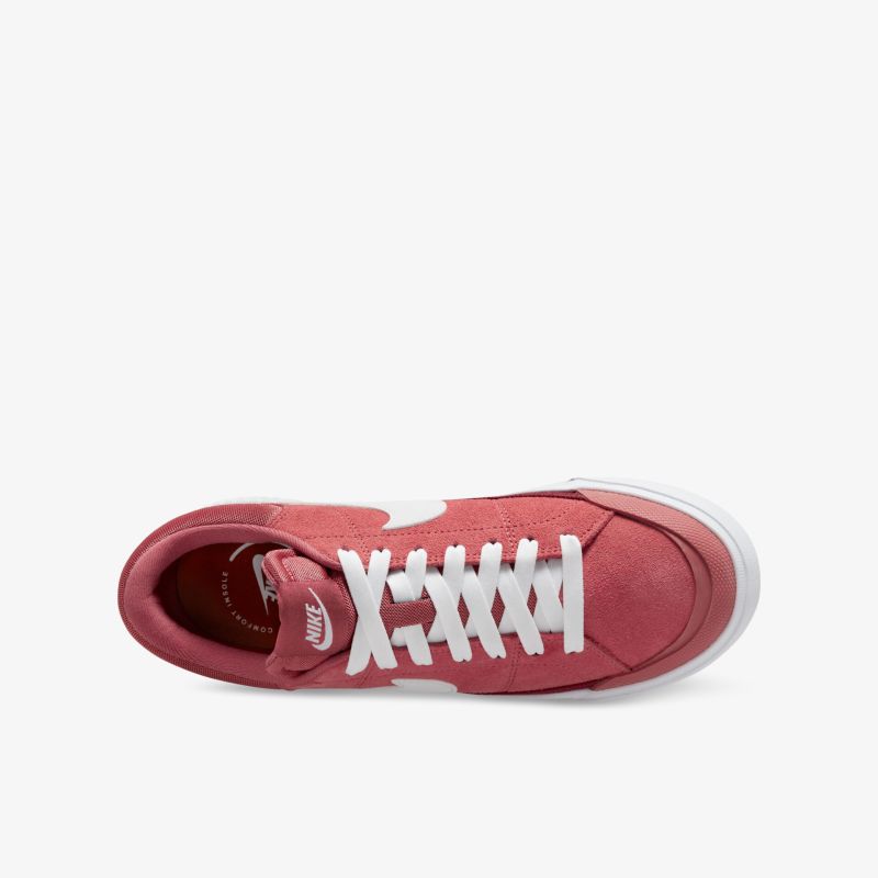 Moderner roter Sneaker mit weißer Sohle und Schnürsenkeln, ideal für komfortables Gehen und Alltagslooks.