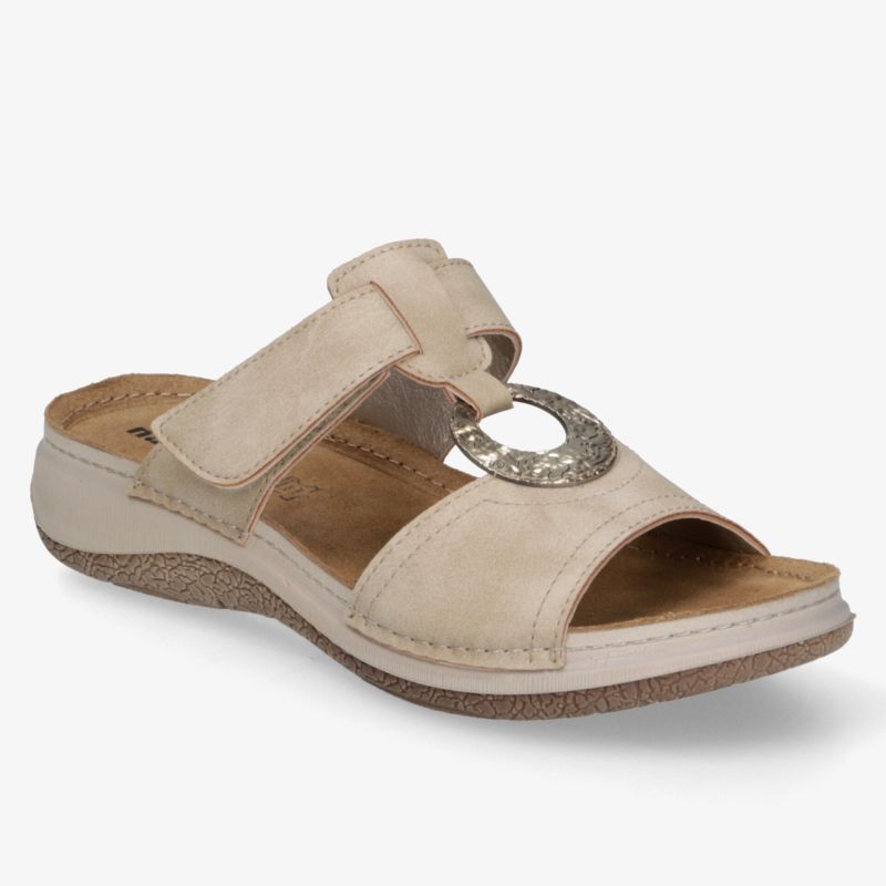 Elegante Sandale mit verstellbarem Riemen und dekorativem Metallring für optimalen Komfort.