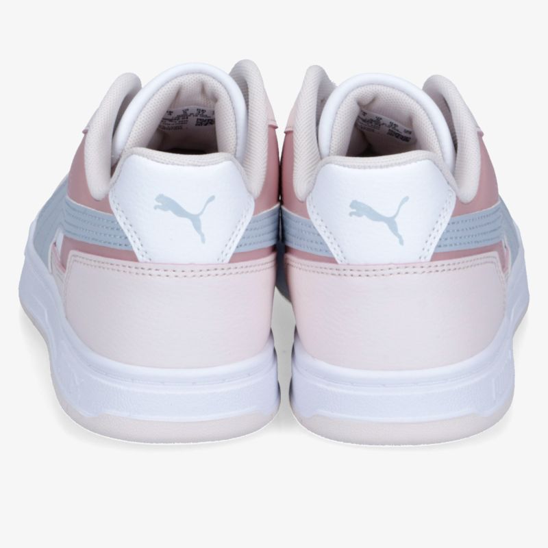 Stylische Sneakers in Rosa-Weiß mit klassischem Design, ideal für einen sportlichen und modischen Look.