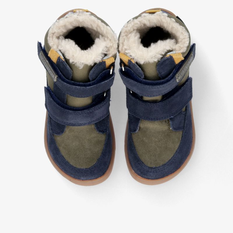 Warme und robuste Winterstiefel mit dickem Futter und rutschfester Sohle im Paar von oben zu sehen