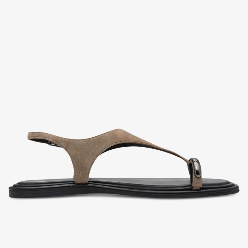 Seitliche Ansicht einer flachen Sandale mit elegantem Riemen und minimalistischer Schnalle, bequem und stilvoll