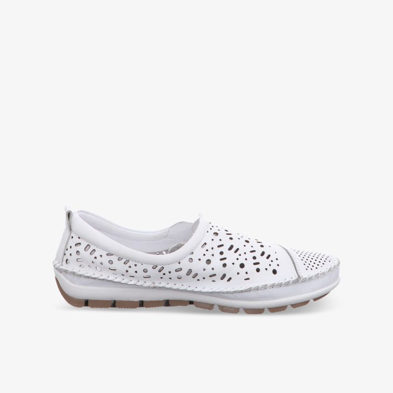 Weißer leichter Schuh mit atmungsaktivem perforiertem Obermaterial und flexibler, rutschfester Sohle, seitliche Ansicht