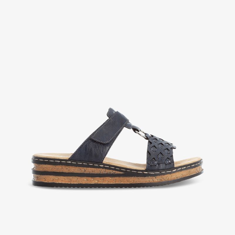 Seitliche Ansicht einer komfortablen schwarzen Sandale mit geflochtenem Riemen und robuster, leichter Sohle