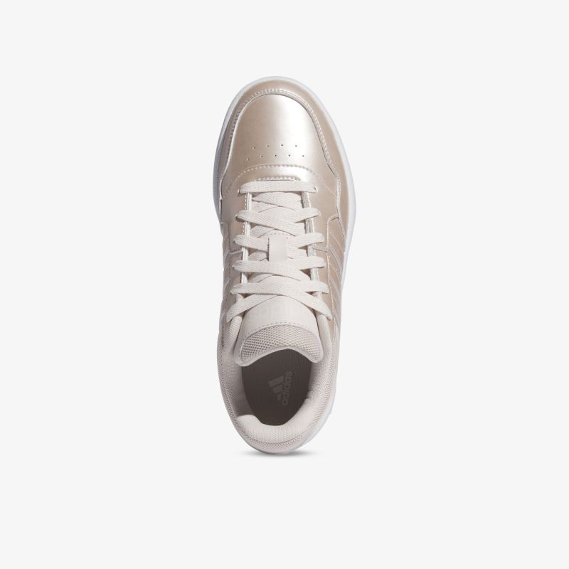 Moderner, bequemer Sneaker aus atmungsaktivem Material mit langlebiger Sohle und schnürverschluss