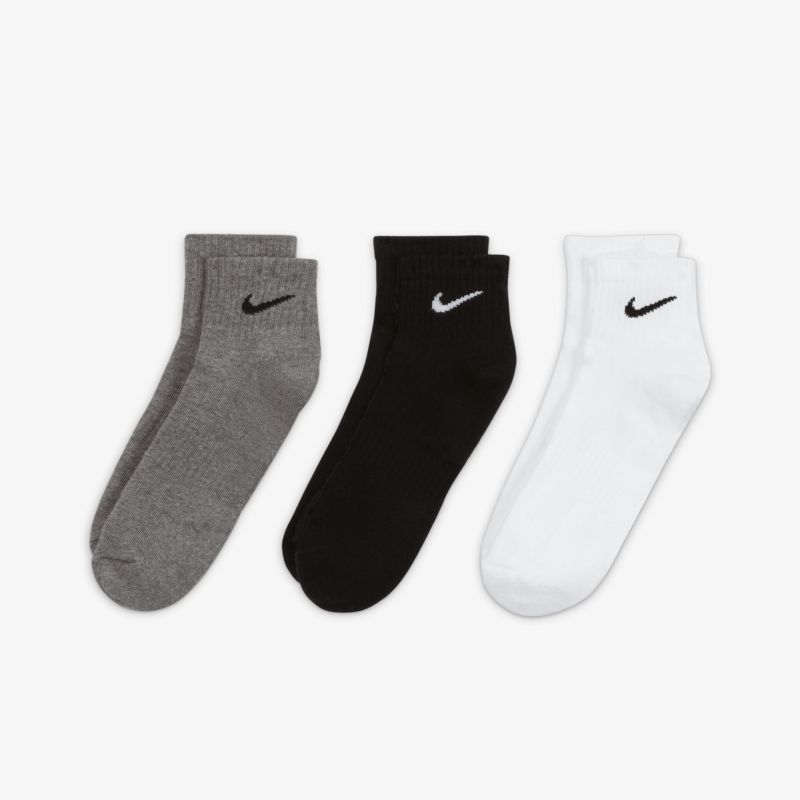 Set aus drei Paar knöchelhohen Baumwollsocken in Weiß, Schwarz und Grau mit hochwertigem Tragekomfort und Markenlogo.
