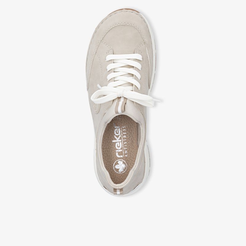 Leichter Sneaker in heller Farbe mit weißer Schnürung und atmungsaktivem Meshmaterial, vorne Ansicht