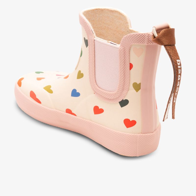 Farbenfrohe Gummistiefel mit Herzprint, ideal für stilvolle Regentage. Bequem und wasserdicht.