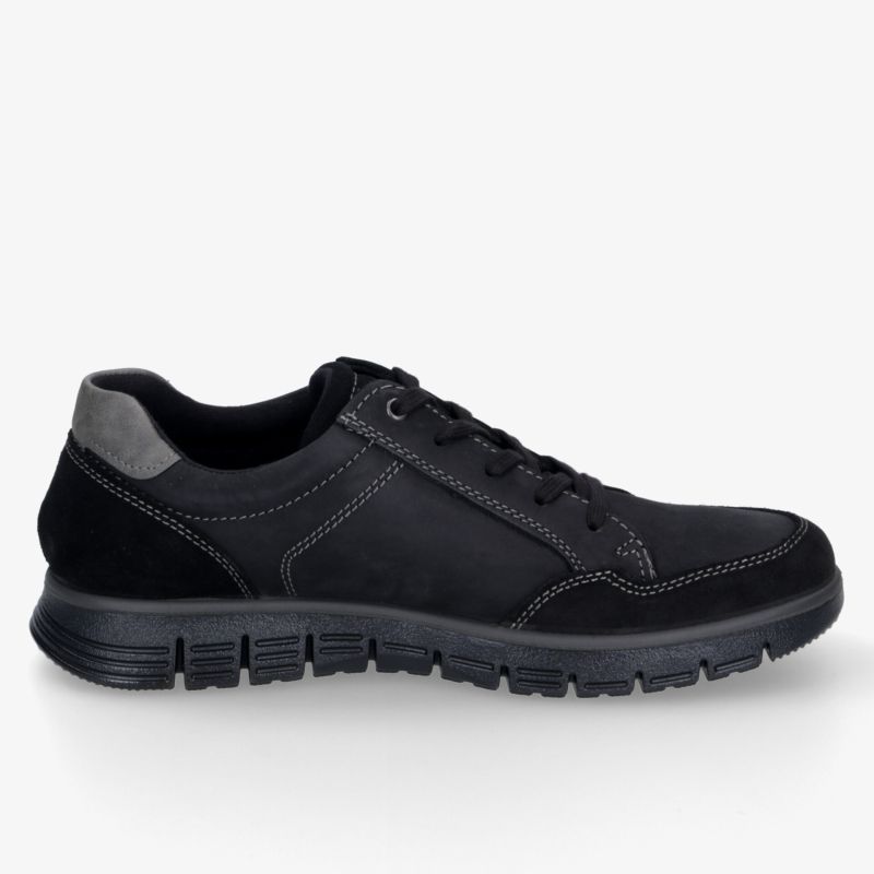 Schwarzer Sneaker mit flexibler Sohle und robustem Obermaterial in klarer Seitenansicht