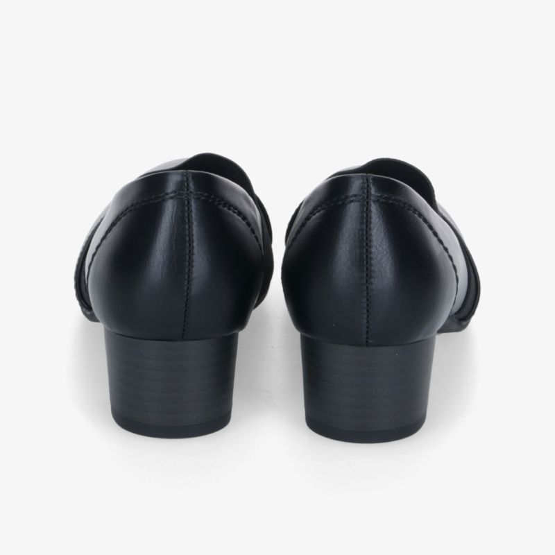 Rückansicht eines schwarzen Schuhpaars mit mittelhohem Absatz und elegantem, hochwertigem Design