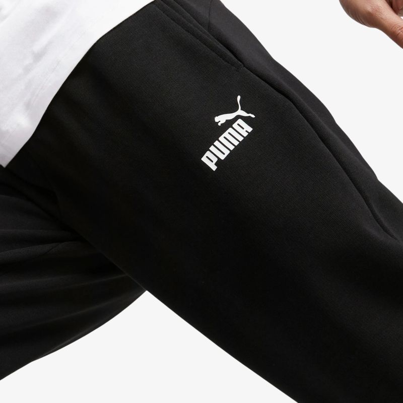 Schwarze Puma Jogginghose mit elastischem Bund und weißem Logo, bequem und sportlich gestaltet