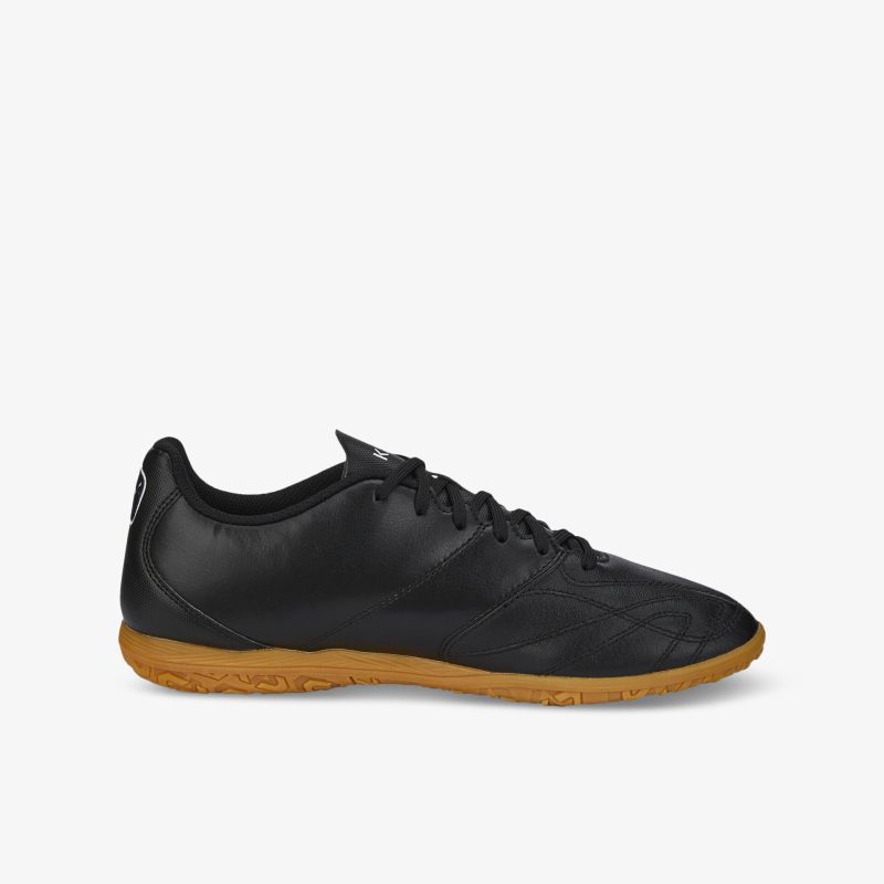 Schwarzer Indoor-Fußballschuh mit brauner Sohle für optimalen Halt und Komfort beim Spielen.