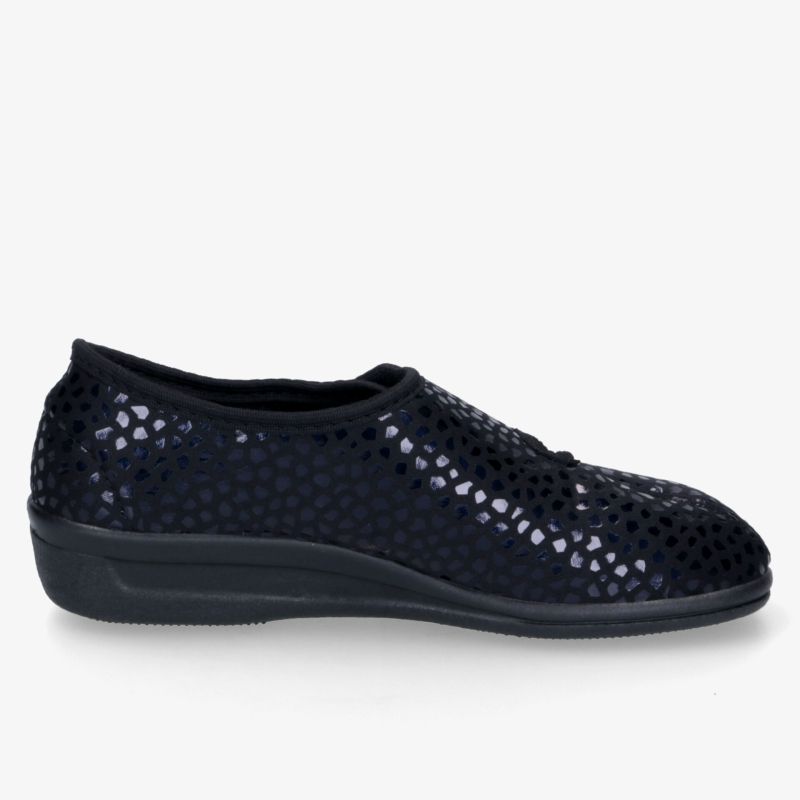 Schwarzer bequemer Sneaker mit atmungsaktivem Material und rutschfester Sohle in seitlicher Ansicht