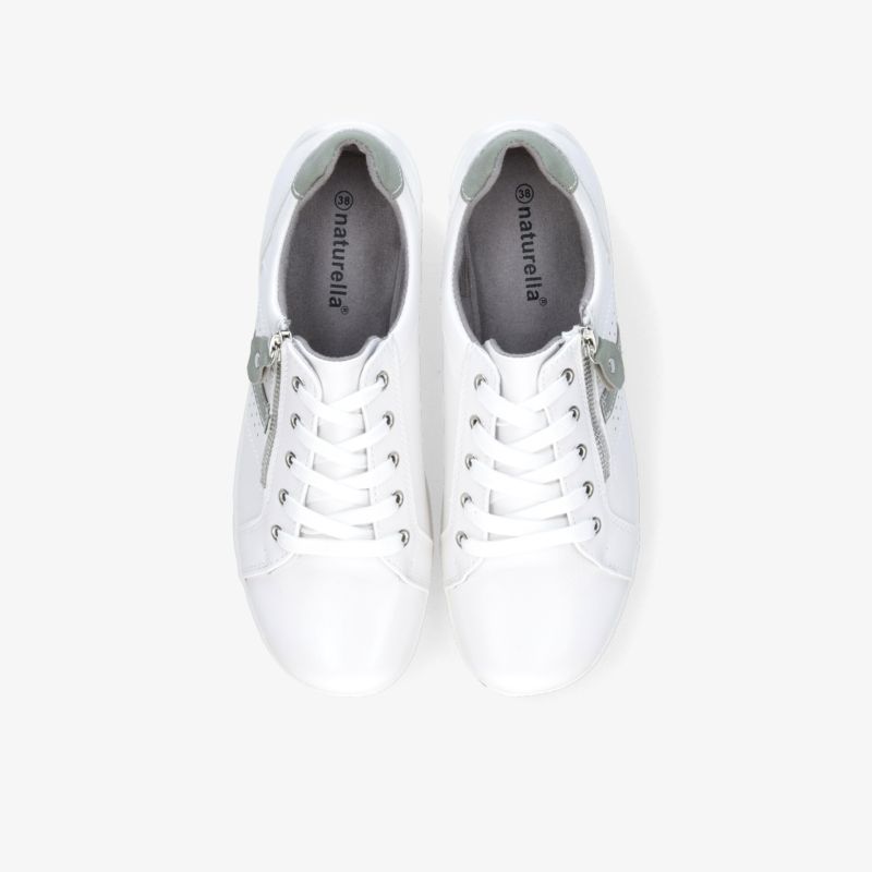 Weißes Sneaker-Paar mit Schnürsenkeln, bequem und sportlich, Draufsicht zeigt modernes und leichtes Design