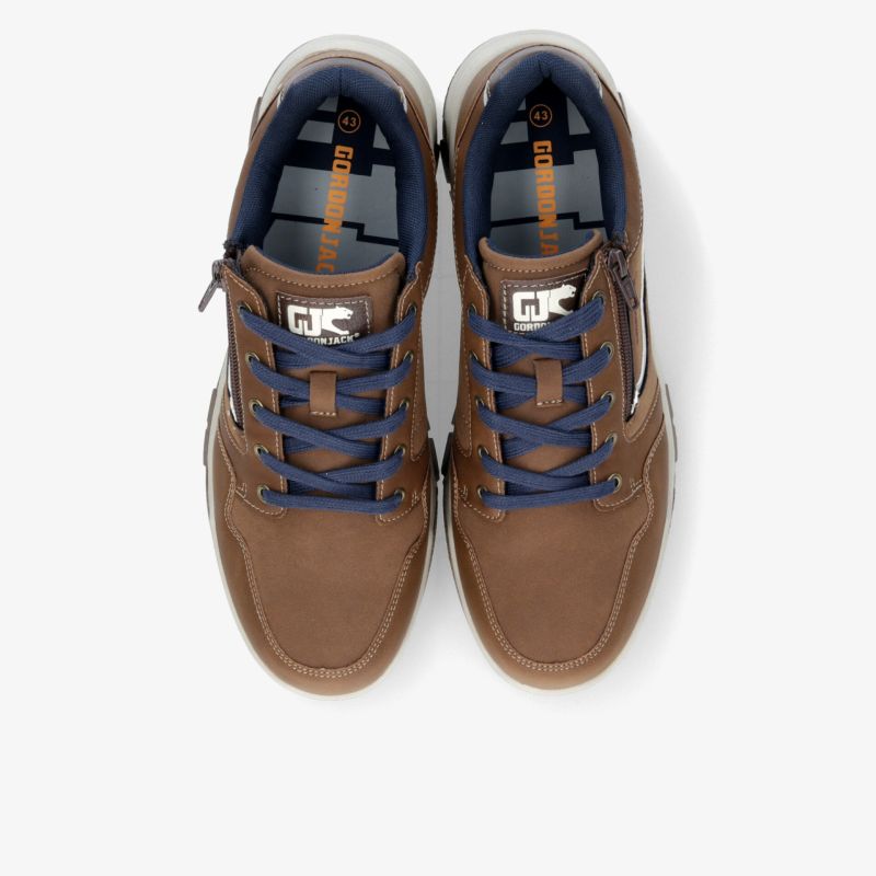 Braune Sneaker mit Schnürsenkeln und weichem Innenfutter in modischem, sportlichem Design, komfortable Passform
