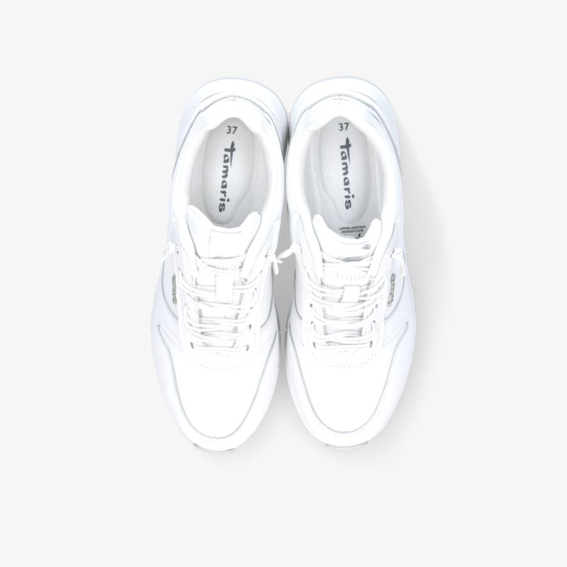 Top-Down Ansicht von einem Paar weißer Sneaker mit bequemer Passform und robustem Design