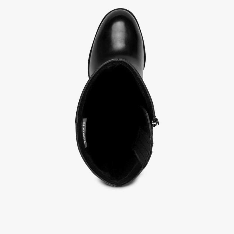 Draufsicht auf glänzenden Stiefel aus hochwertigem Material mit bequemer Passform