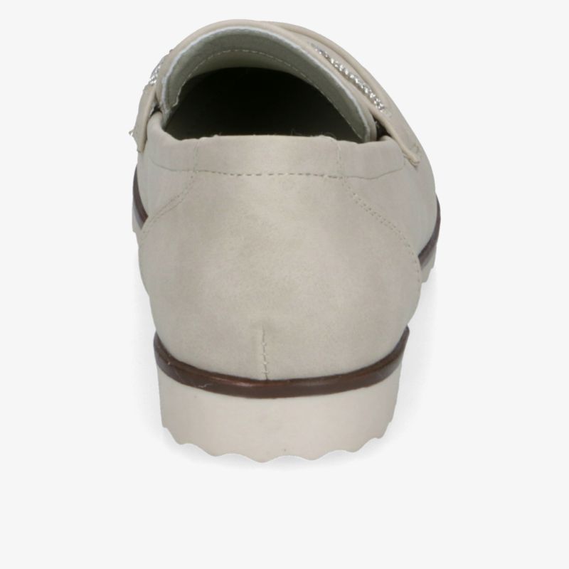 Beiger Schuh mit robuster Sohle und stilvollem Design, ideal für vielseitige Anlässe.